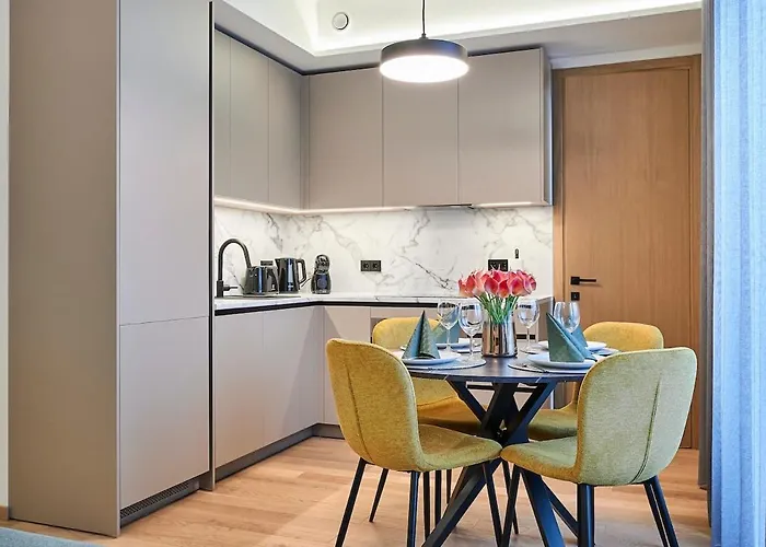 Brand New - Self Check-in - Free Parking - Near Hilton