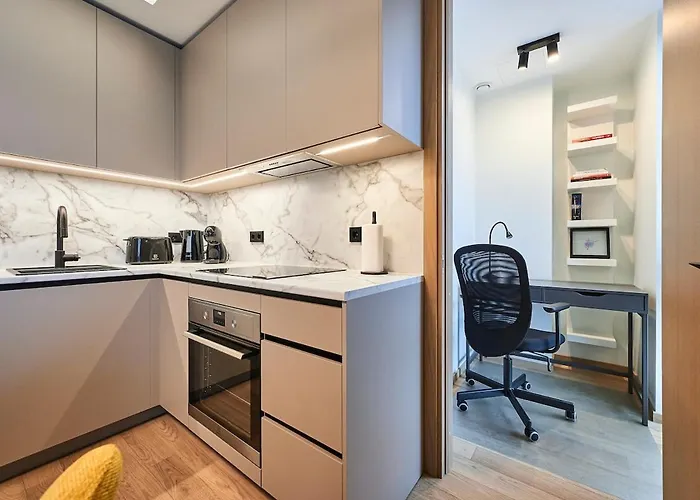 Brand New - Self Check-in - Free Parking - Near Hilton Tallin